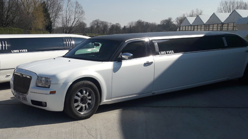 Une séance photo avec une limousine Chrysler comme décor