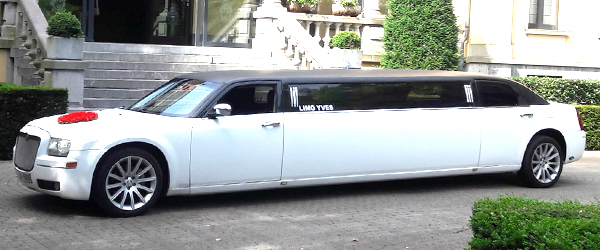limousine Chrysler blanche et noire