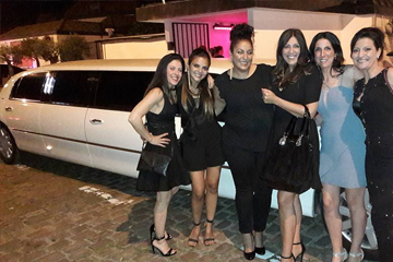 Limousine met dames die een lady's night vieren