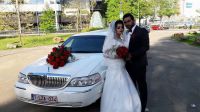 rode-bloemen-motorkap-huwelijk-limo