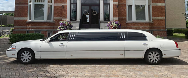 Witte lincoln limousine