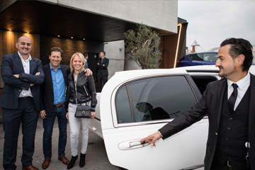 Gezelschap wordt opgehaald door limousine