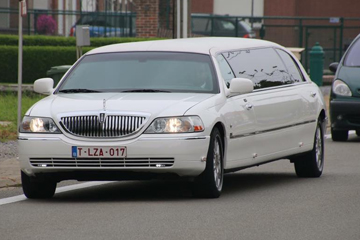 Festivalgangers worden opgehaald door limousine