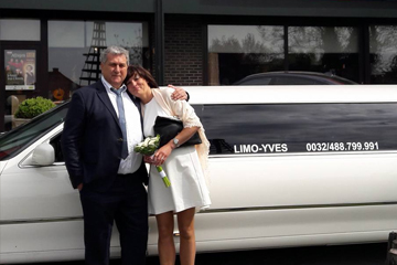 Limousine huwelijksaanzoek ouder koppeltje