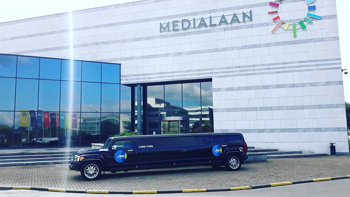 Zwarte Hummer bij de Limo Lunch Zwart Hummer limousine voor gebouw VTM Joe limo lunch Medialaan