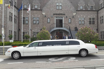 Limousine voor gemeentehuis